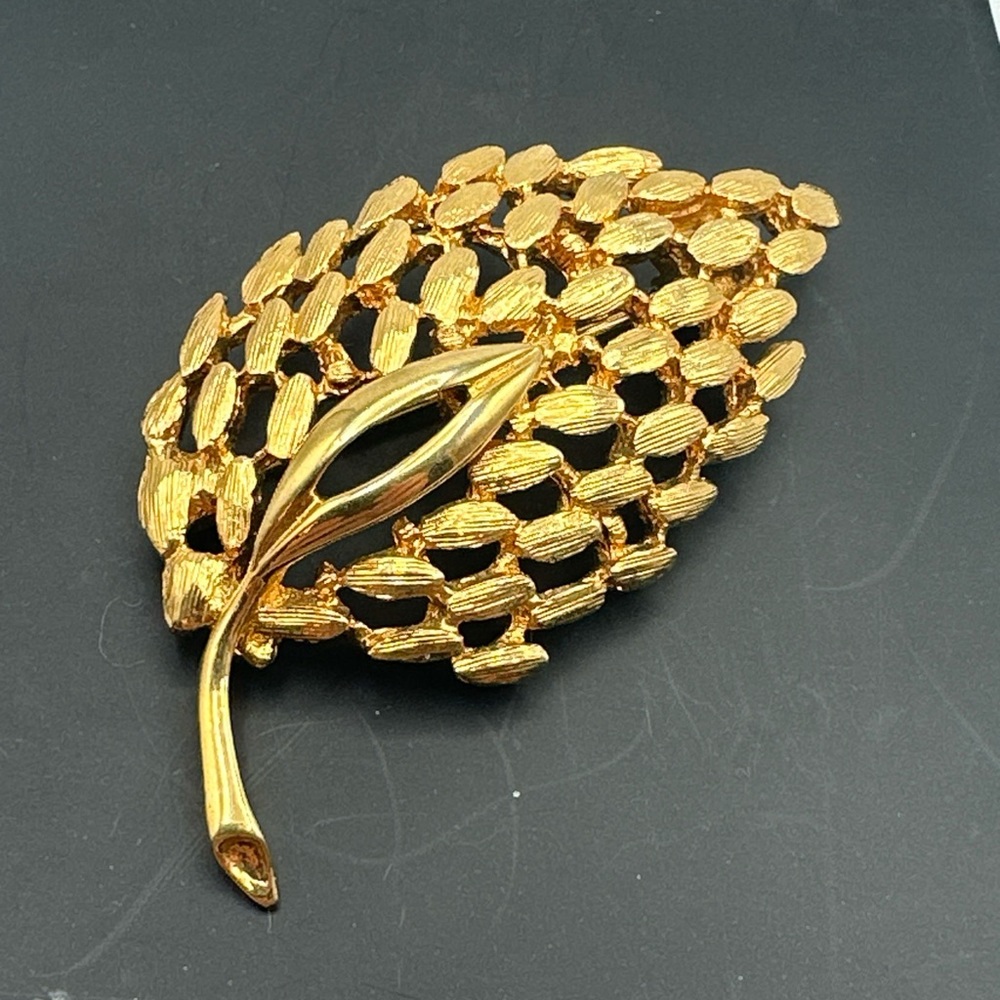 Vintage‎ Roget TM Textured Gold Tone leaf brooch #759